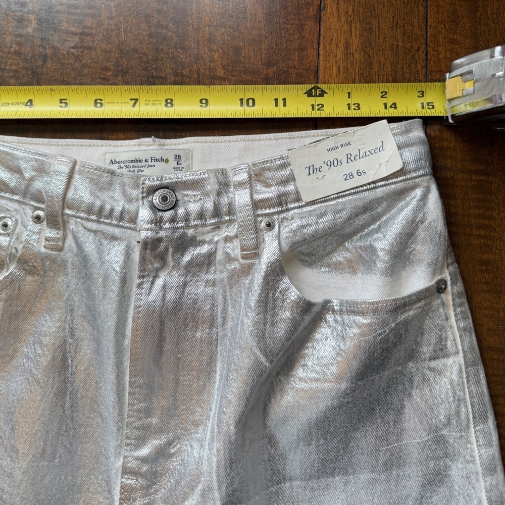 NWT Abercrombie & Fitch The 90s Relaxed High Rise Metallic Silver Jeans 28 6s - Picture 4 of 9